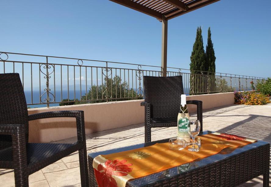 Provenzo And Meliti Villas Lourdata  Buitenkant foto